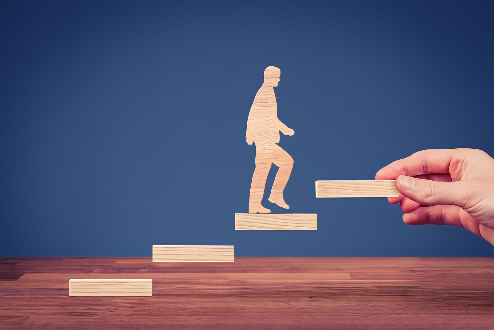 Homem subindo escada